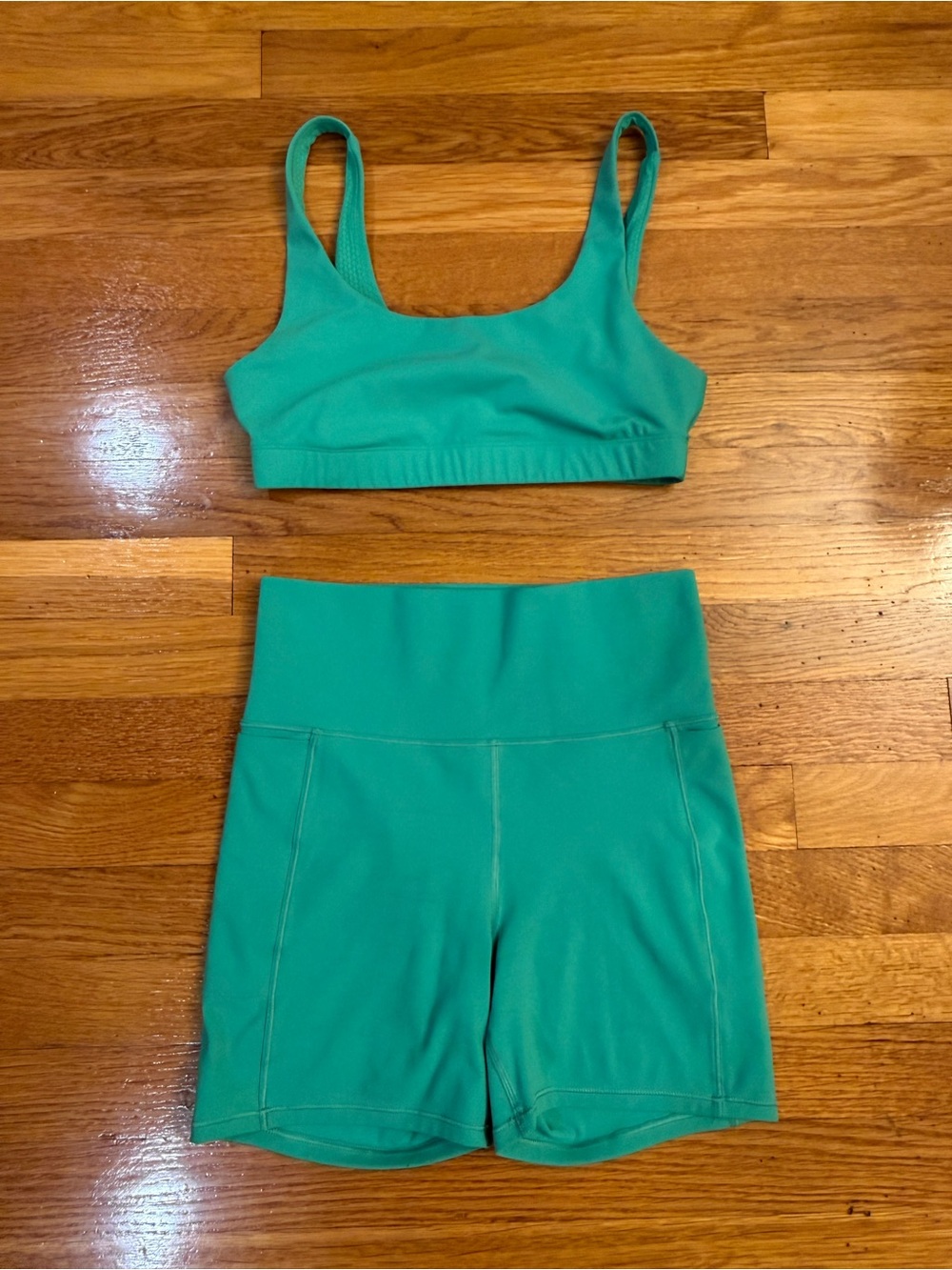 Vuori SET Daily Bra and Studio Pocket Shorts in Bright Green - Size Small